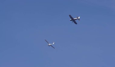 Mavi gökyüzünde uçan iki uçak