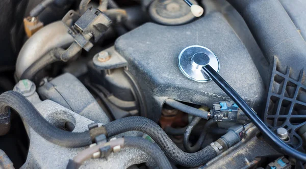 車のエンジンの医療用聴診器の閉鎖 自動車サービスと修理の概念は — ストック写真