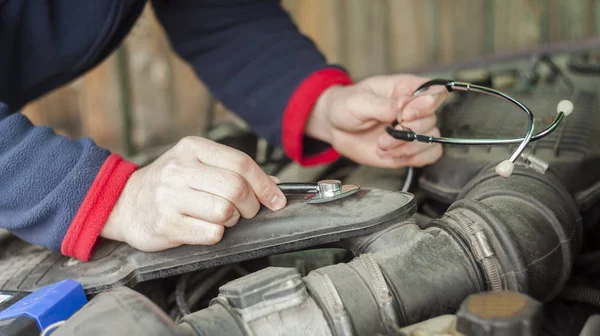 Närbild Mannens Hand Med Stetoskop Kontroll Bil Motor Automatisk Service — Stockfoto