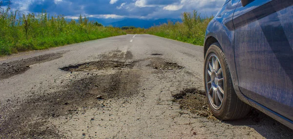 Voiture Conduite Sur Mauvaise Route Fissurée Endommagée — Photo