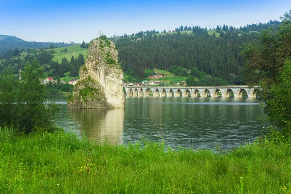 Piękne Jezioro Bicaz Góry Lecie Rumunia — Zdjęcie stockowe