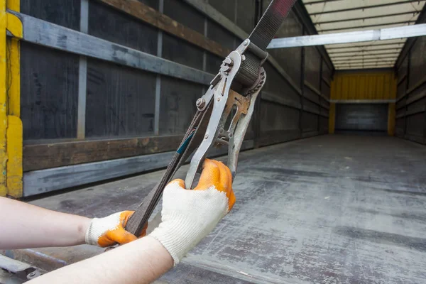 Hände Halten Gurtband Für Lkw Ladungstransport — Stockfoto