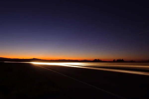 Sentieri Leggeri Auto Nel Traffico Notte Foto Lunga Esposizione — Foto Stock