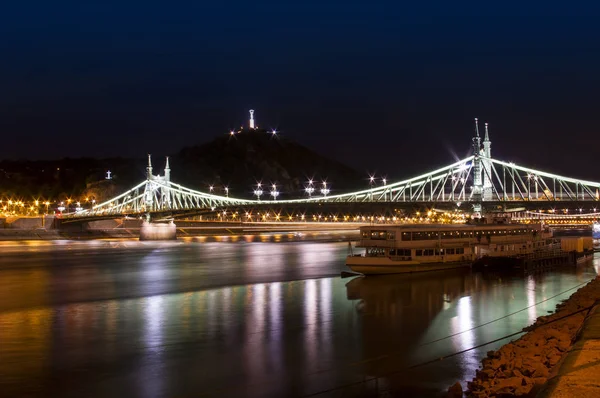 Freiheitsbrücke Budapest Ungarn Nachtszene — Stockfoto