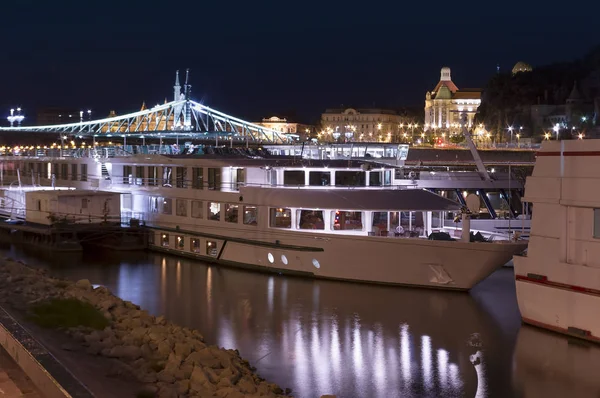 ハンガリー ブダペスト市の遊航船 夜のシーン — ストック写真