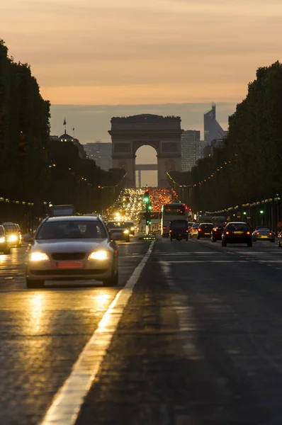 巴黎城市的日落场面 长曝光照片的街道交通附近的凯旋门 香榭丽舍大道 — 图库照片