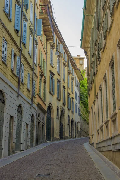 イタリア ベルガモ旧市街の石畳にある狭い通り — ストック写真