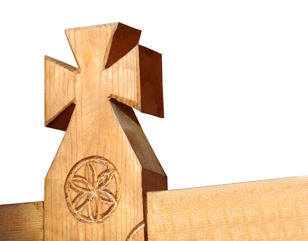 Religiöses Kreuz Aus Holz Geschnitzt Isoliert Auf Weiß — Stockfoto