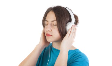 Kız kulaklıkla müzik dinliyor. beyaz üzerine izole