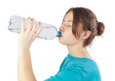 Kadın şişeden su içiyor.