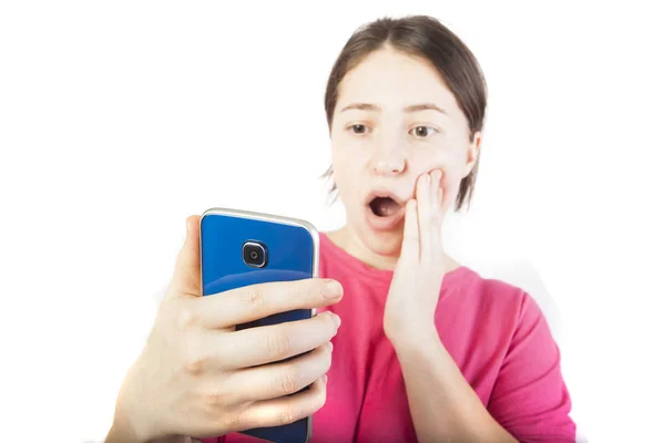 Девушка Выглядит Удивленной Телефону Фокусироваться Телефоне — стоковое фото