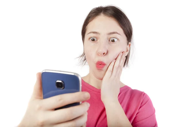 Het Meisje Kijkt Verrast Aan Telefoon Focus Het Gezicht — Stockfoto