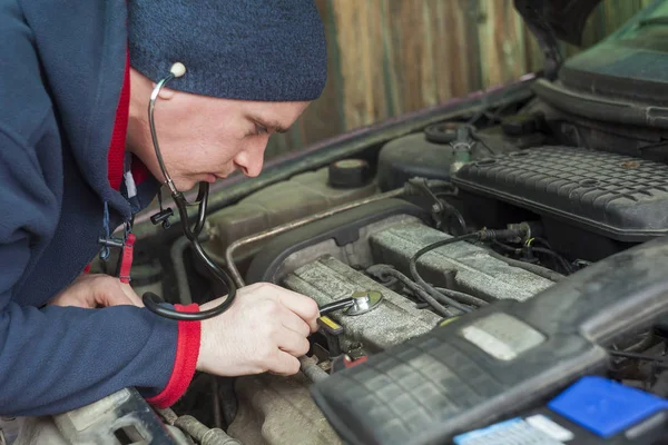 Steteskoplu Bir Adam Araba Motorunu Oto Servis Konseptini Kontrol Ediyor — Stok fotoğraf