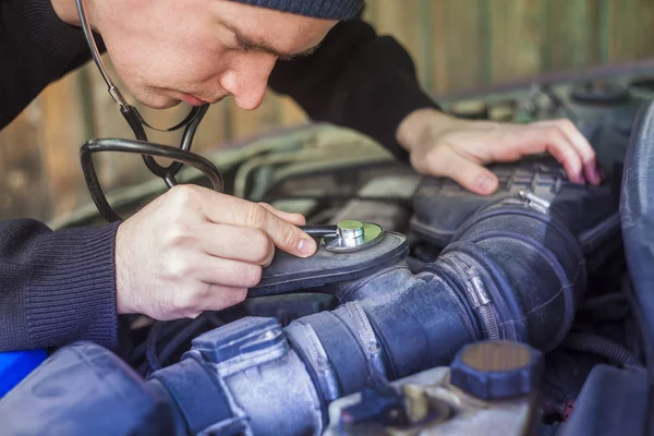 Steteskoplu Bir Adam Araba Motorunu Oto Servis Konseptini Kontrol Ediyor — Stok fotoğraf