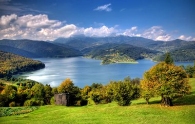 Romanya kırsalında göl ve çayır, Bicaz