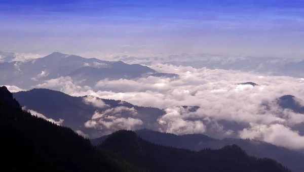 雾和云雾笼罩着山水 罗马尼亚 — 图库照片