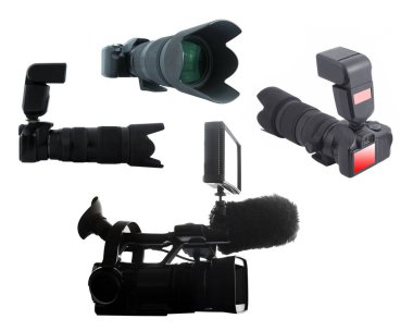 Stüdyo için yanıp sönen büyük profesyonel fotoğraf makinesi seti beyazda izole edildi.
