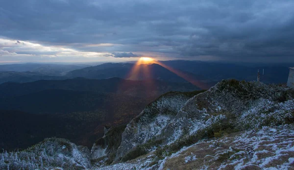 Dağ Manzarasında Gün Batımı Işınları Ceahlau Romanya — Stok fotoğraf