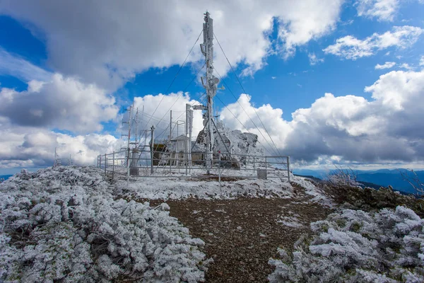 Stacja Meteorologiczna Ceahlau Toaca Lodem Śniegiem — Zdjęcie stockowe