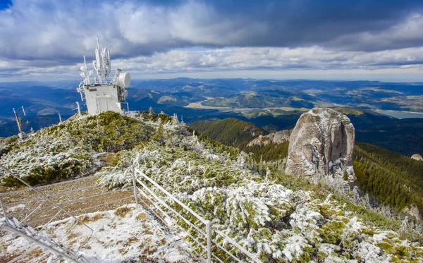 Ceahlau Toaca Väderstation Med Frost Och Snö — Stockfoto