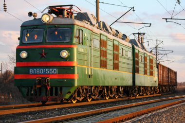 Yük treni, Bataisk, Rusya Federasyonu, 7 Şubat 2012 ile eski elektrikli lokomotif