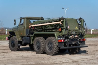 Apa-4 Havaalanı makine uçak, Krasnodar, Rusya, 3 Kasım 2013, askeri havaalanı Krasnodar-Merkez başlatmak için