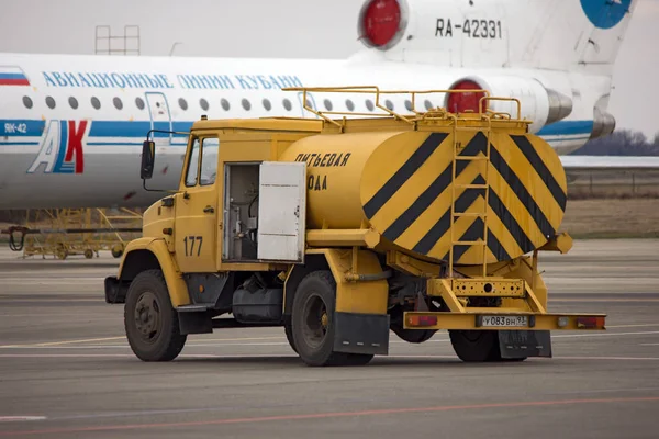 Aerodrome machine for drinking water, Krasnodar, Russia, September 28, 2012. Airport "Krasnodar-Pashkovsky" — Stock Photo, Image