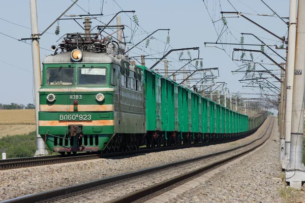 Eski elektrikli lokomotif bir tren, Kochevanchik, Rusya, Augu