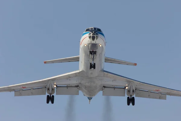 Military aircraft Tu-134 is landing, Rostov-on-Don, Russia, 7 February 2012 — Stock Photo, Image