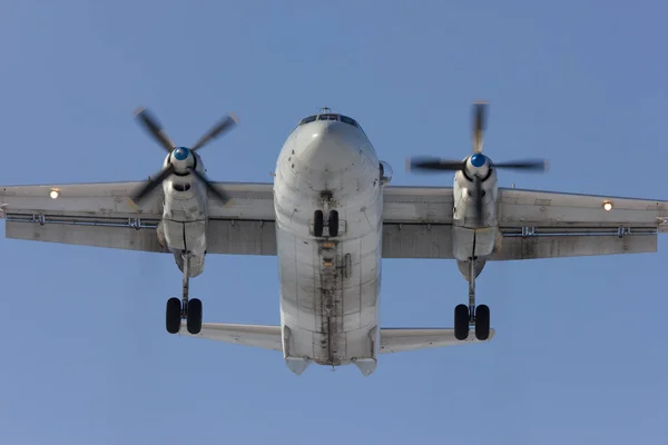 Aereo An-26 in atterraggio, Rostov-sul-Don, Russia, 7 febbraio 2012 — Foto Stock