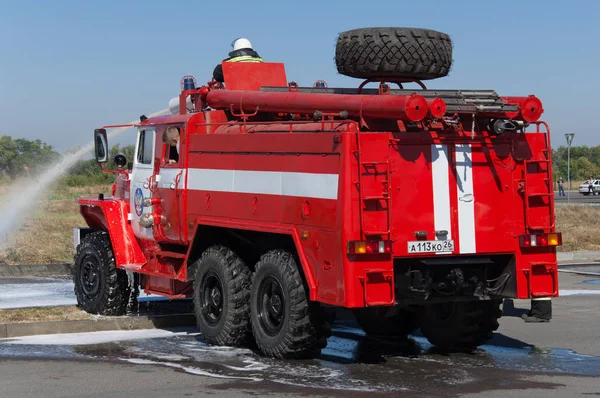 Dimostrazione di attrezzature antincendio vicino al centro commerciale, Rostov-sul-Don, Russia, 19 settembre 2015 — Foto Stock