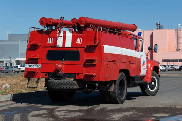 Dimostrazione di attrezzature antincendio vicino al centro commerciale, Rostov-sul-Don, Russia, 19 settembre 2015 — Foto Stock