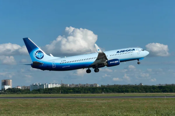 Kalkış uçak Boeing 737, Rostov-on-Don, Rusya, 15 Haziran 2015'in