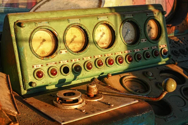 Eski bir elektrikli lokomotif, Rostov-on-Don, Rusya, 14 Mart 2011 cihazların