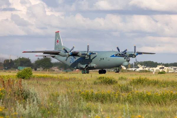 Décollage de l'avion de transport An-12, Rostov-sur-le-Don, Russie, 28 juin 2011 — Photo