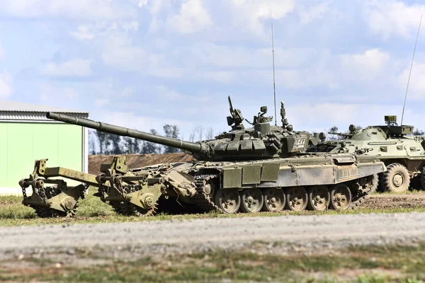 2016 年 9 月 9 日 Kadamovskiy，俄罗斯的 T-90 坦克与矿井拖网 — 图库照片