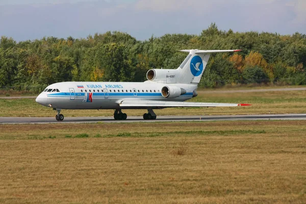 Kalkış önce Rostov-on-Don, Rusya, 13 Ekim 2010 Çarşamba uçak Yak-42 hızlandırır