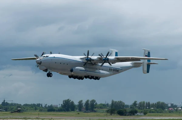 Heavy transport aircraft An-22A Antey, Rostov-on-Don, Russia, June 4, 2013 — Stock Photo, Image