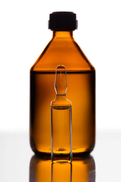 Medicamento num frasco para injetáveis de vidro — Fotografia de Stock