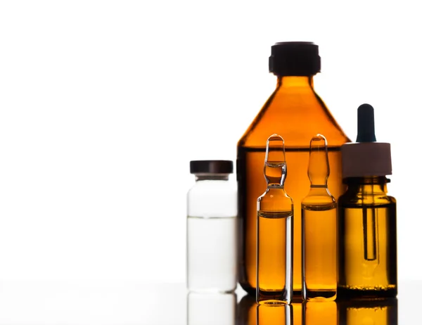 Lék ve skleněné lahvičce — Stock fotografie