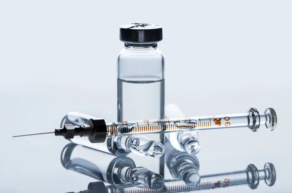 Medicament in a glass vial and syringe — Stock Photo, Image