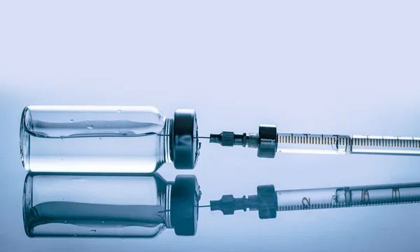 Medicamento num frasco para injetáveis de vidro e seringa — Fotografia de Stock