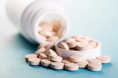 Konteyner ile hapları yakın çekim 