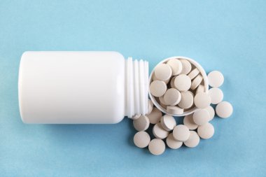 Konteyner ile hapları yakın çekim 