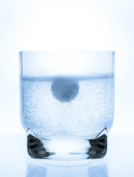 Aspirin tablet in a glass of water — Stock Photo, Image