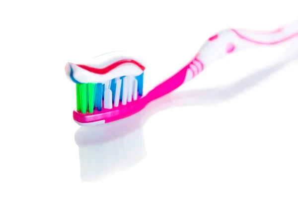 クローズ アップの歯磨き粉と歯ブラシ — ストック写真