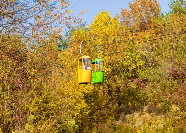 Téléphérique avec cabines multicolores — Photo