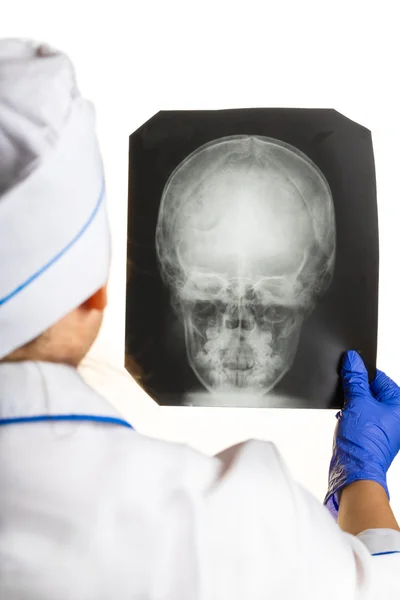Läkare söker X-ray — Stockfoto