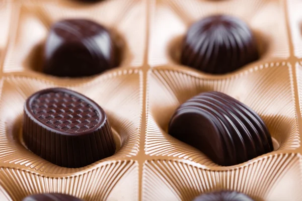 Doces de chocolate em uma caixa — Fotografia de Stock