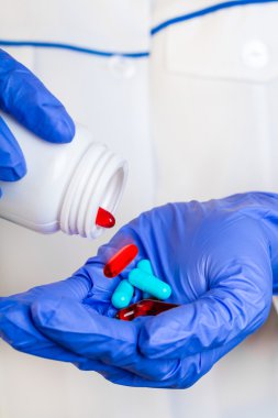 Doktor hap yandan dökme.